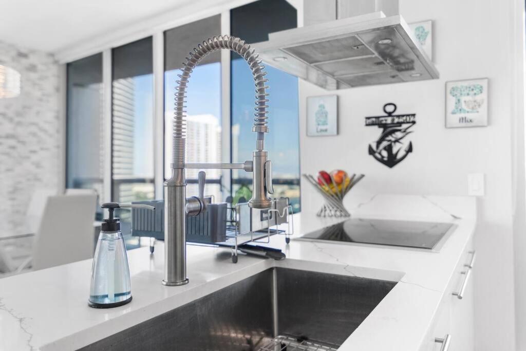 Penthouse Luxury Icon And W Panoramic Views Balcony In Brickell Apartment